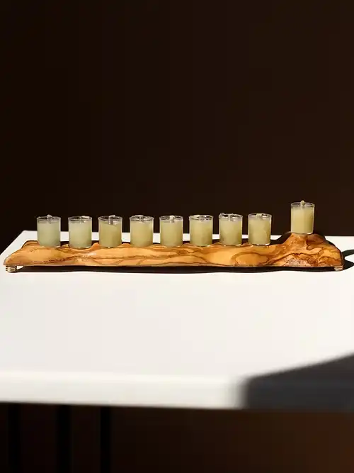חנוכייה מעץ זית