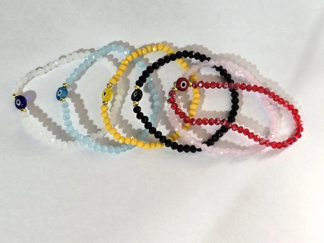 לוט של 6 צמידי חרוזים עם קמיע עין הרע לכל צמיד