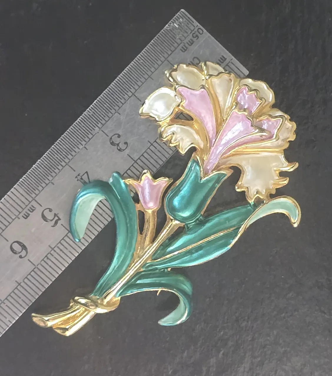 סיכה וינט'ג מיוחדת הפרח צבוע באמייאל ירוק וורוד וציפוי זהב