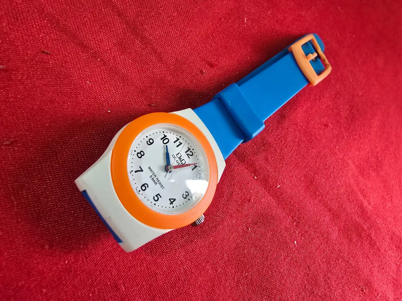 שעון ילדים Q&Q  WATER RESISTANT צריך סוללה השעון נמכר ללא אחריות  AS IS  כל השעונים  מקוריים מחנות ולא היו בשימוש רוב השעונים עם כיסוי פלסטיק מגן