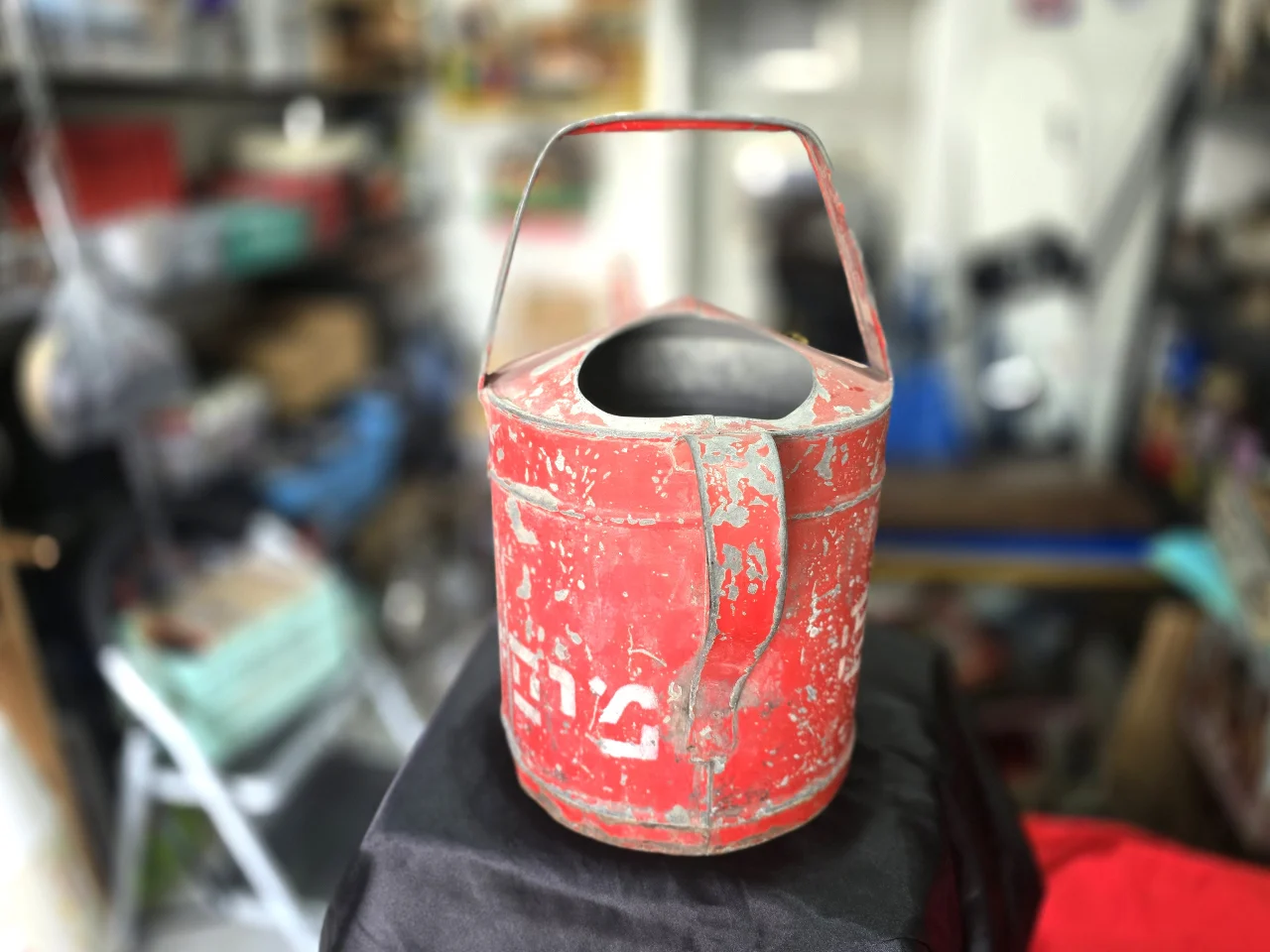 משפך מים, חברת סונול, שנות החמישים משפך מים של חברת סונול, שנות החמישים, גדול ומרשים. בצד אחת כיתוב: מים WATER. בצידו השני - סונול. פגעי צבע. גובה: 40 ס"מ, רוחב: 55 ס"מ
