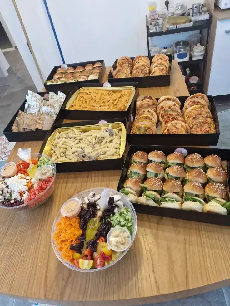 כריכים + סלטים + פוקאצ'ות + פסטות