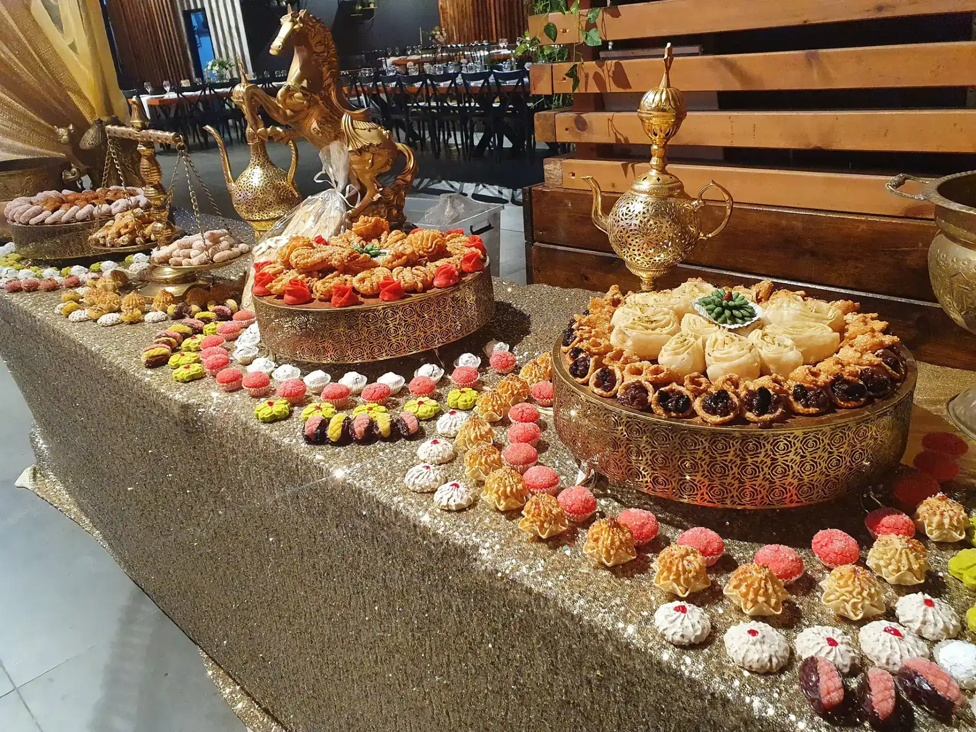 איך בונים שולחן קינוחים מושלם לאירוע? מדריך מעשי