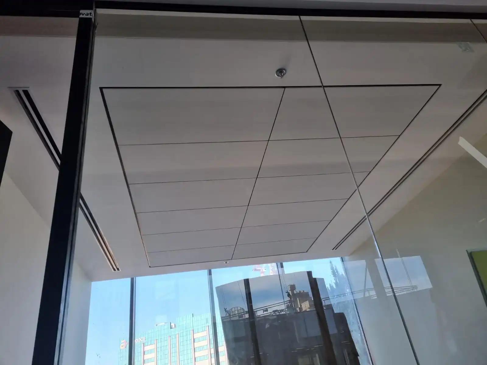  תקרות אקוסטיות צפות ומדבקות