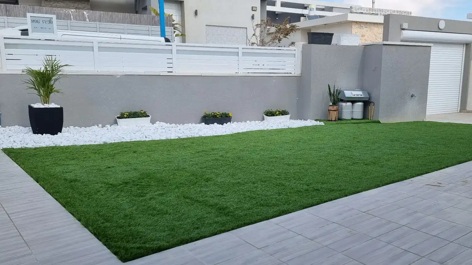  התקנת דשא סינטטי