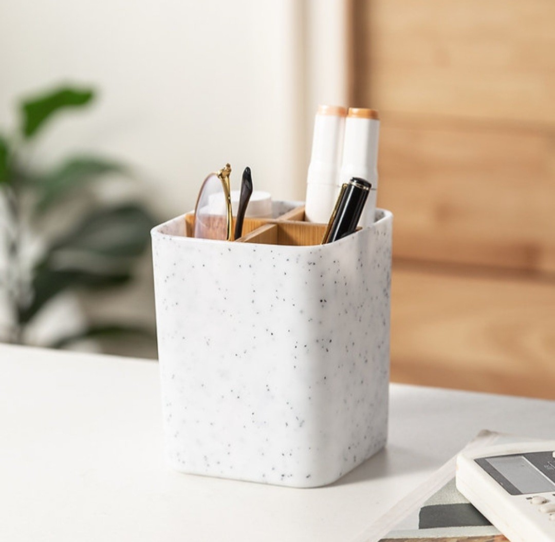 מעמד מרובע דמוי שיש למברשות שיניים