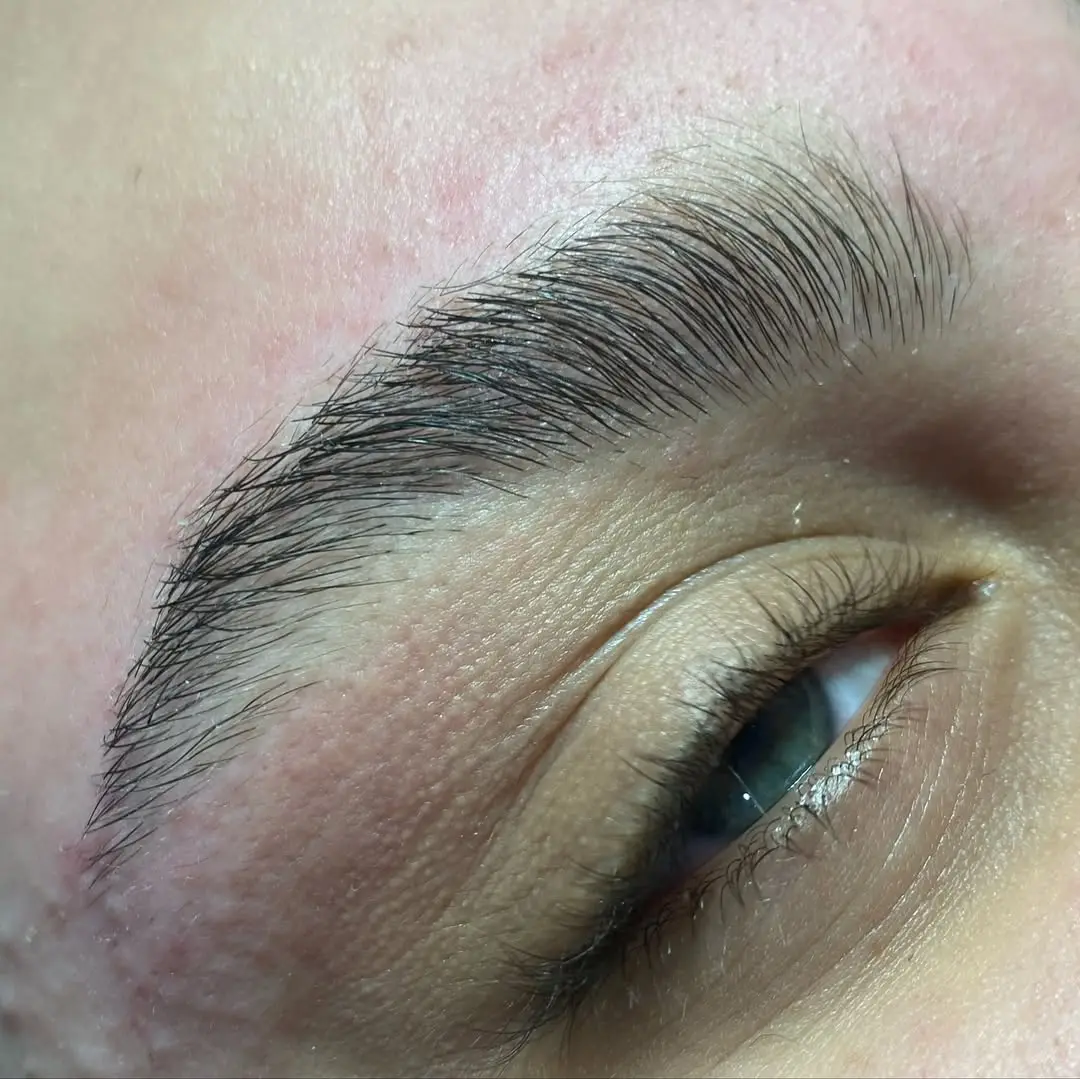 עיצוב גבות טבעיות ושפם