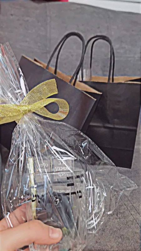 כוס ממותגת עם שוקולדים בעיצוב אישי🌸