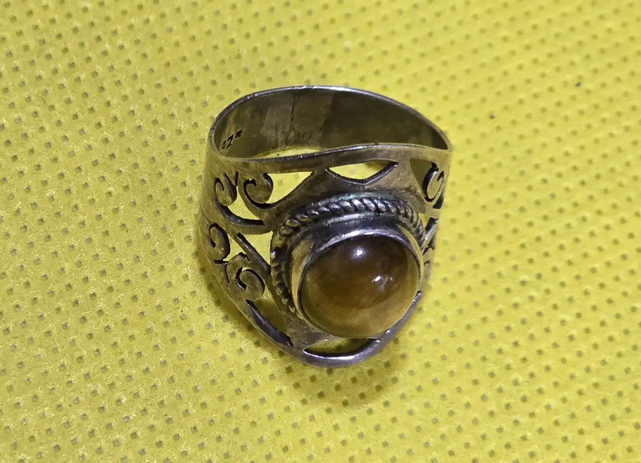 טבעת כסף 925 חתומה בשיבוץ אבן מקורית - עין הנמר עיצוב אישי בעבודת יד נרכשה אצל מעצב באנג׳ונה, הודו מידה: 8.5, משקל: 6.2 גרם