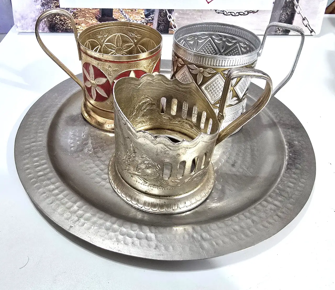 צלחת מתכת כסופה ושלושה מחזיקי כוסות תה ..להגיש יפה לאורחים