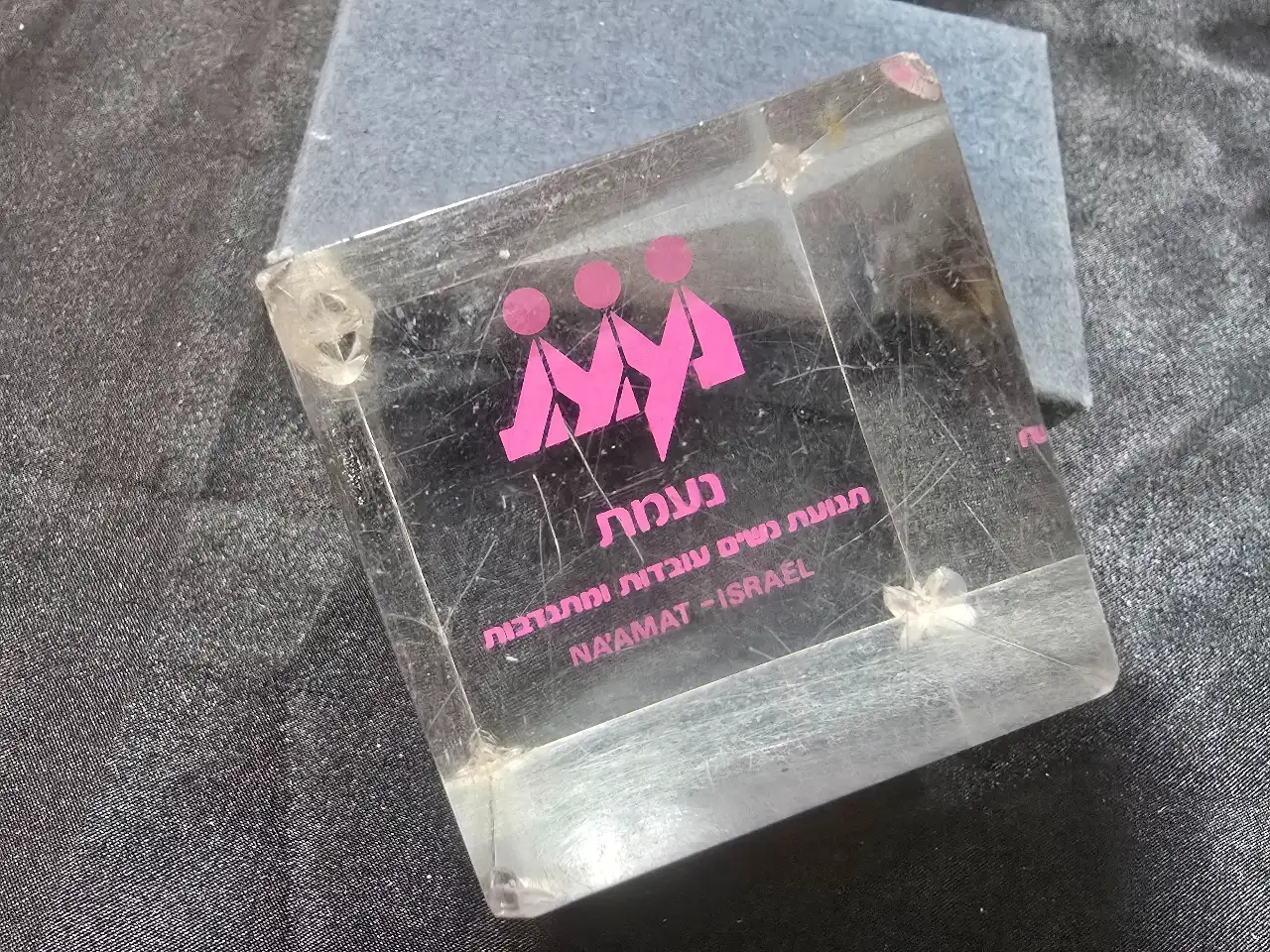 משקולת לנייר מוצר פרסומי "נעמת"מידות מרובע 5*5 ס'מ