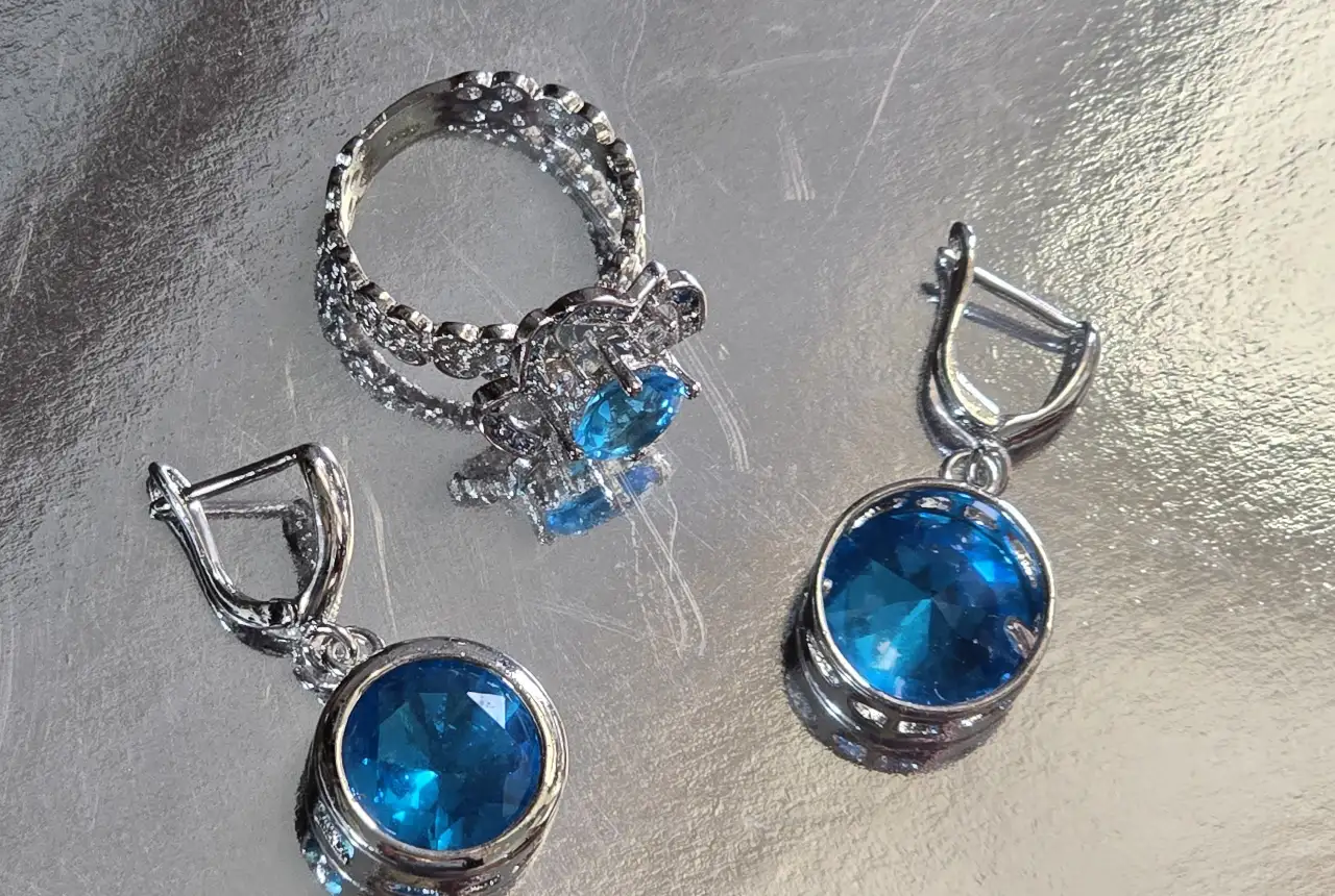 סט טבעת וזוג עגילים כסף 925 חתומים והשיבוץ בסט אבן טופז