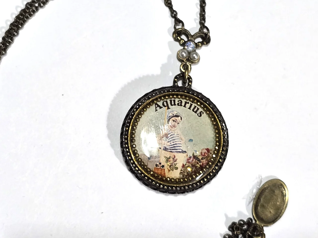 שרשרת עם תליון של מיכל נגרין קולקצית הבובות