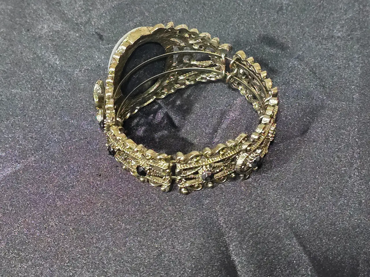 צמיד פריט אספנות קמאו גילוף של דמות פרופיל נשית הצניד מעוצב בסגנון ויקטוריאני הדמות מגולפת מאבן אגת