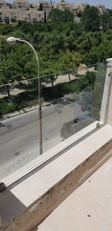 מעקות זכוכית למדרגות ולמרפסת