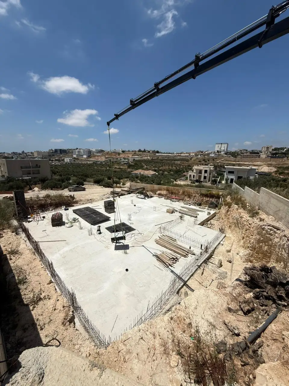 הנפת מטענים עם רם הובלות מנוף: פתרונות מקצועיים ובטוחים לכל גובה
