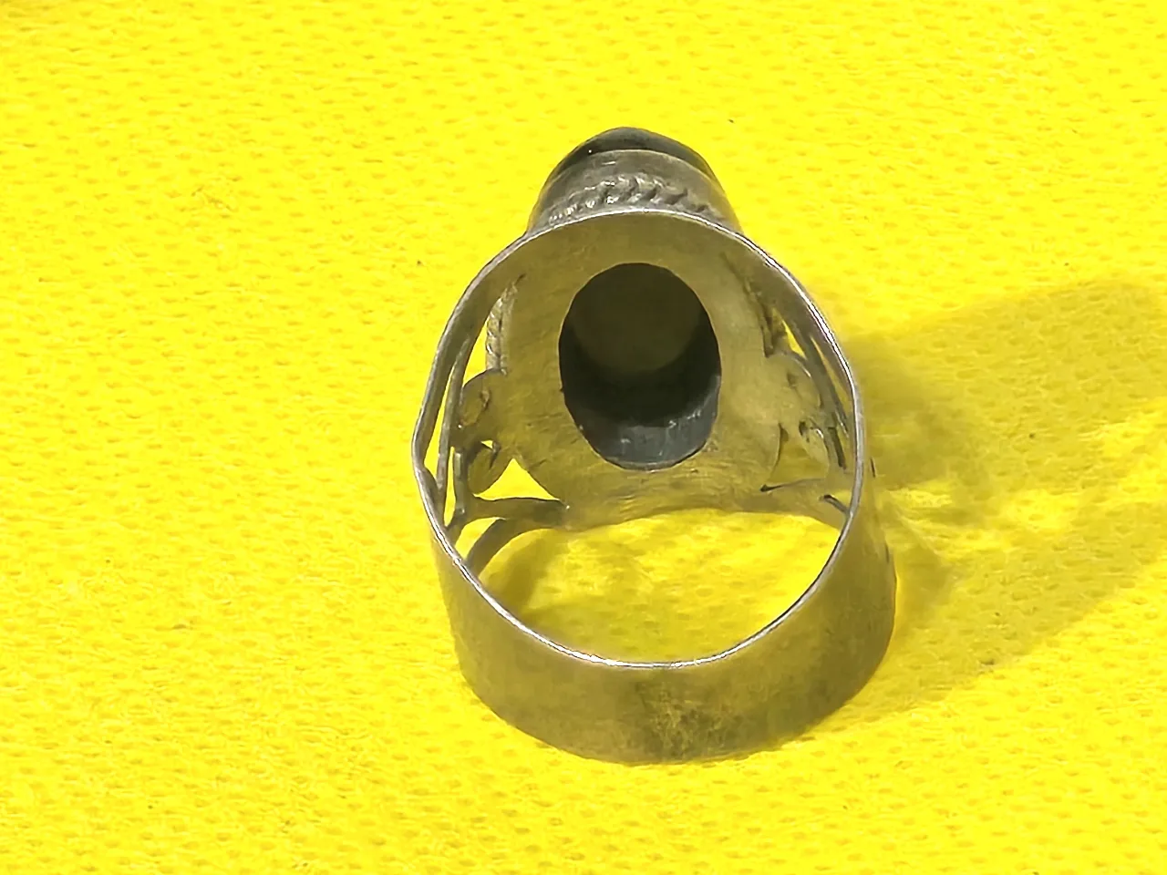 טבעת מעצבים רחבה ומרשימה כסף סטרלינג 925 חתום ראש הטבעת משובץ בתוך במה אובלית באבן אוניקס בליטוש קבושון מידה 7 משקל 6.5 גרם