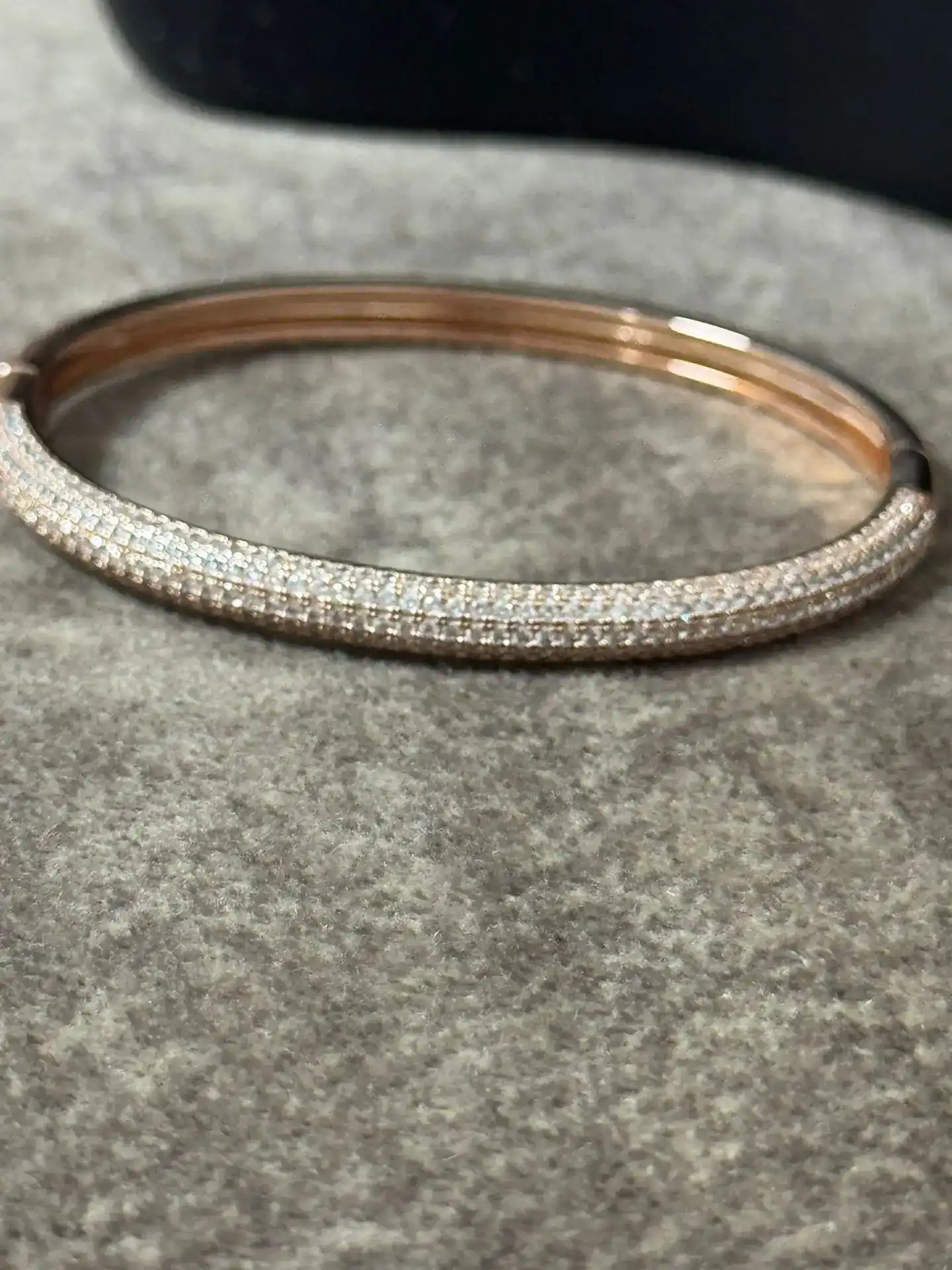 צמיד טניס קשיח