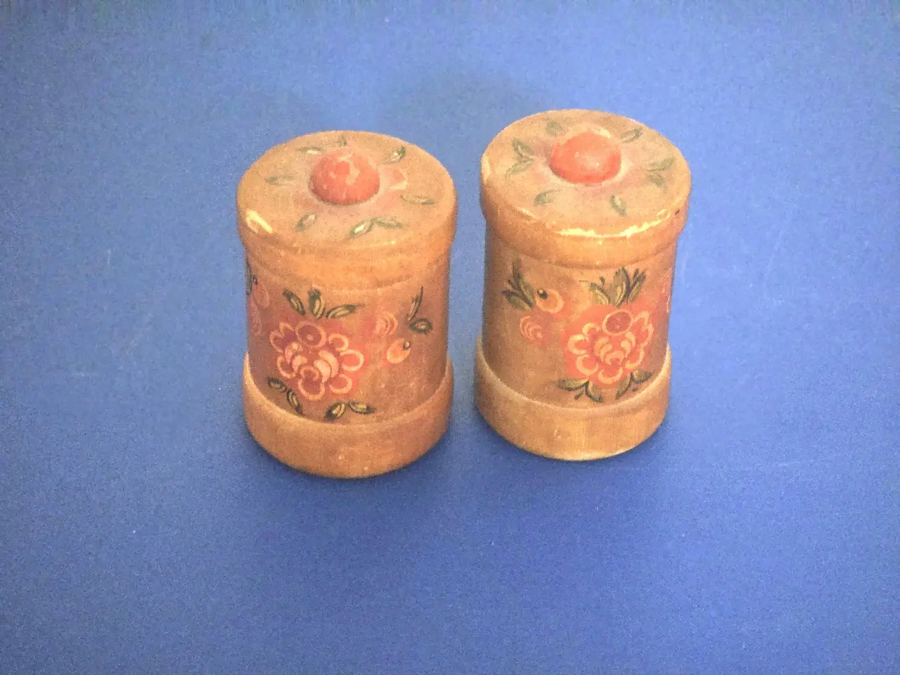 לוט 2 קופסאות עץ ישנות, לתבלינים, וינטאג', נאות, ציור עבודת יד, גובה 8, קוטר 5 ס"מ