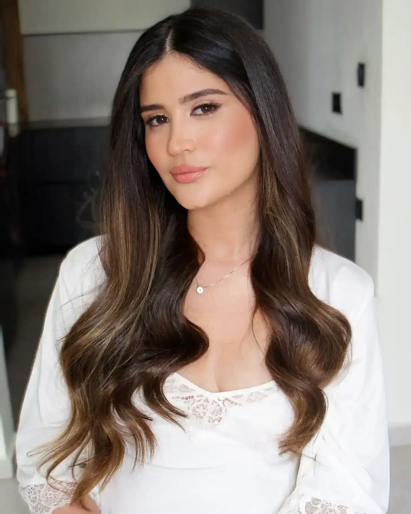 התאמת איפור ושיער ערב לסוג האירוע, התאורה והלבוש