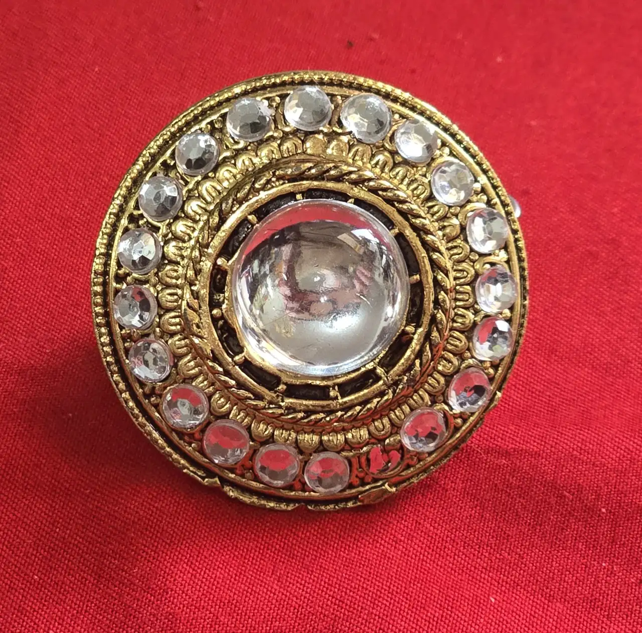 סיכה לבגד מהממת קריסטלים של סברובסקי קוטר הסיכה 4.5 ס'מ