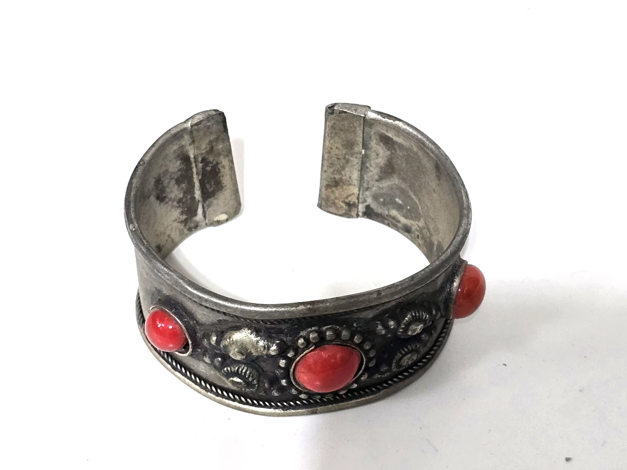 צמיד ישן בסגנון וינט'ג הצמיד מעוטר בעיטורים פליגרן מורכבים פרחים ופיתולים כנראה כסף נמוך כסף טיבטי ושלושה קוראלים