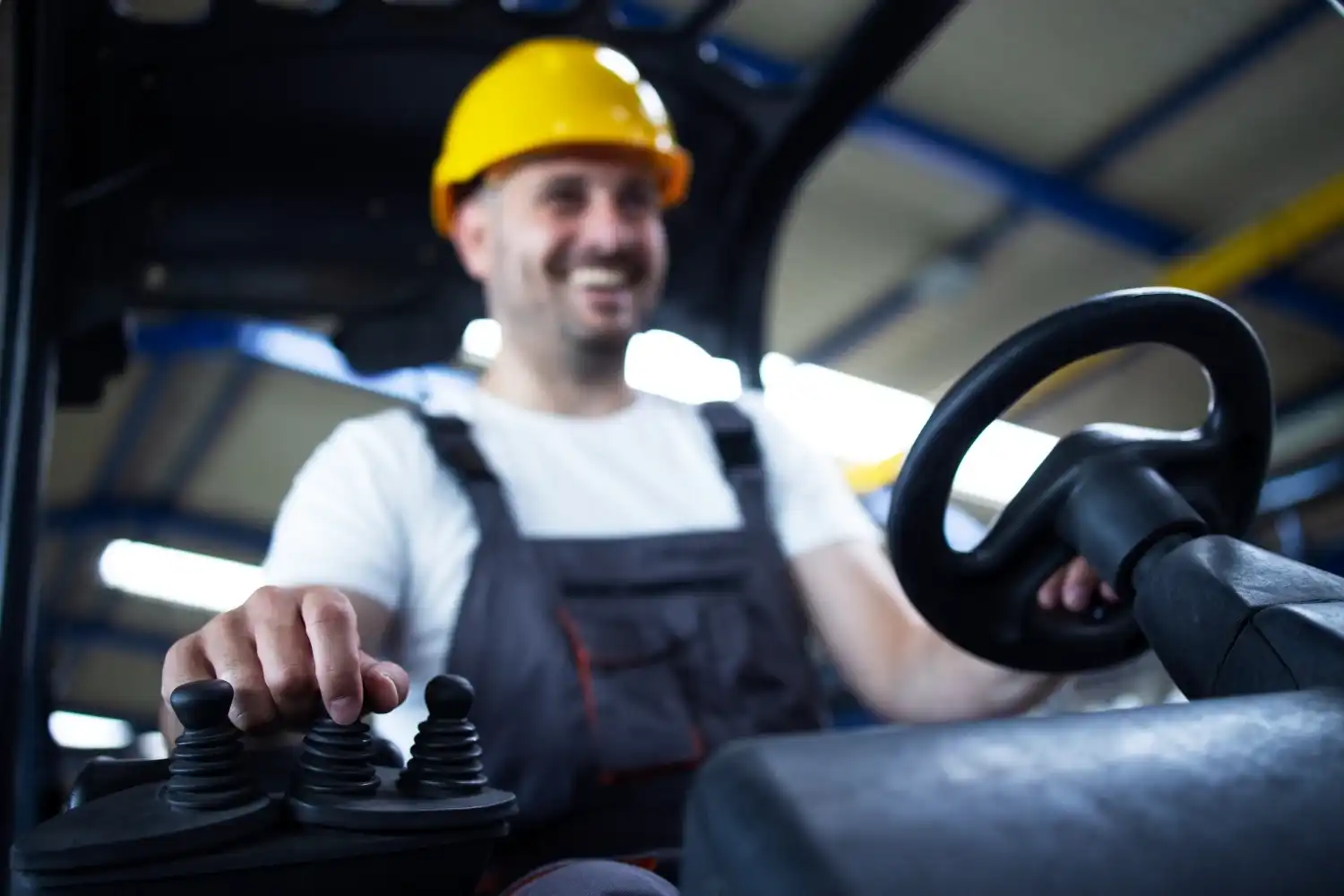 שירות מנוף סל אדם – פתרונות עבודה בטוחים ומדויקים בגובה