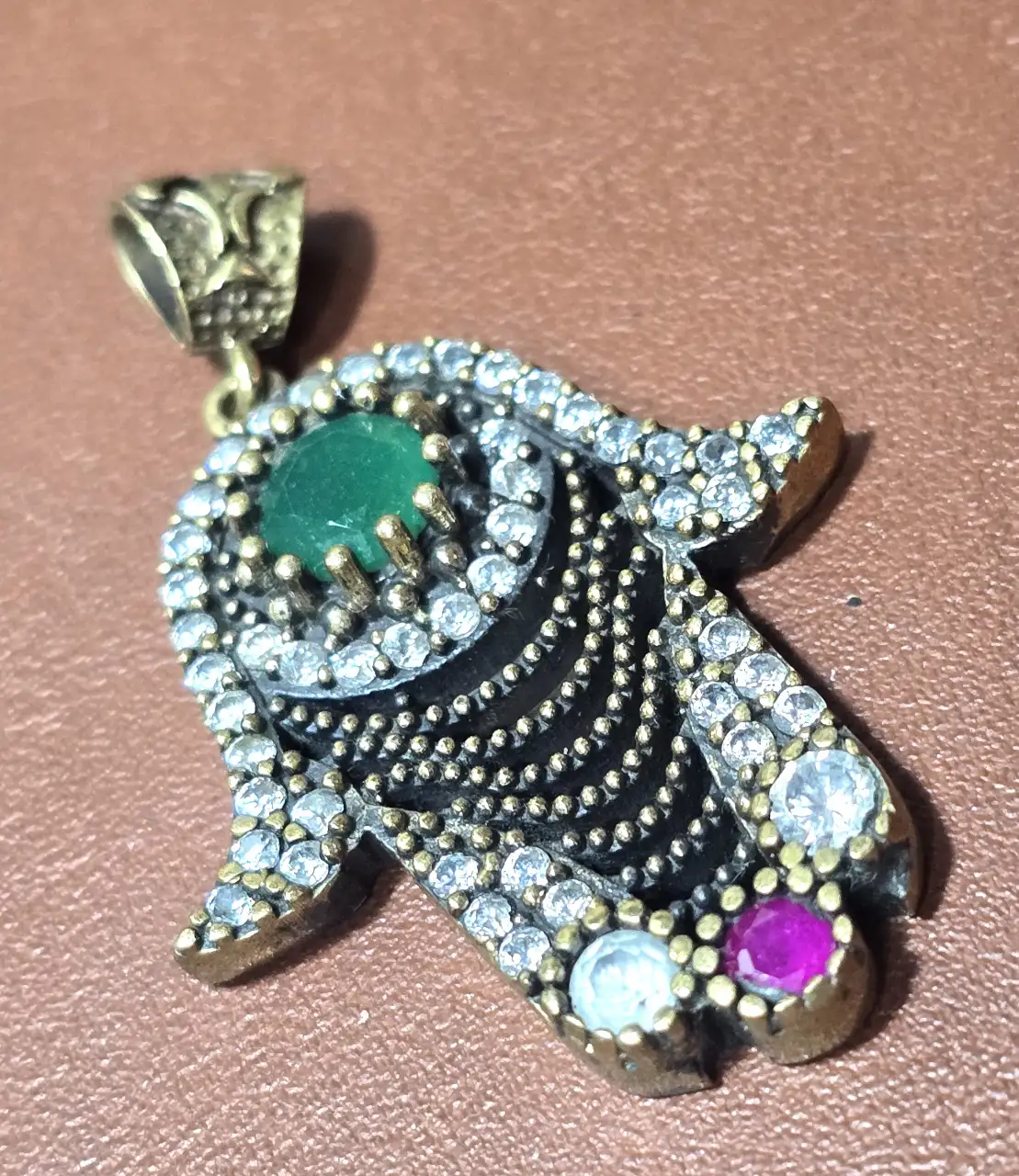 תליון  חמסה כסף 925 חתום משובץ באבן אמרלד סינטטי ואבני סברובסקי בתחתית אבן רובי סינטוטית