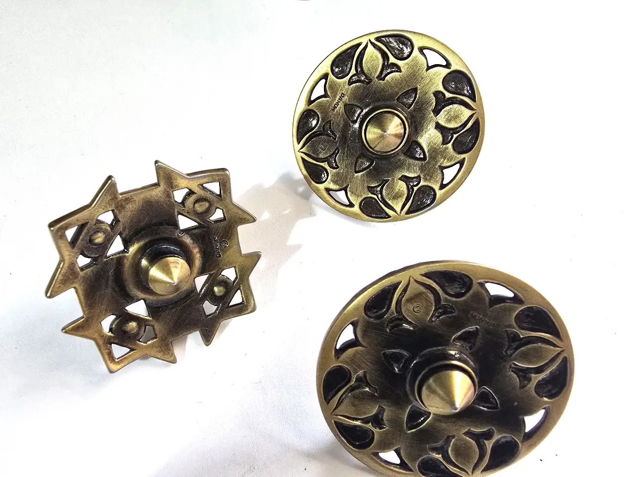 לוט של שלושה סביבונים ממתכת פליז