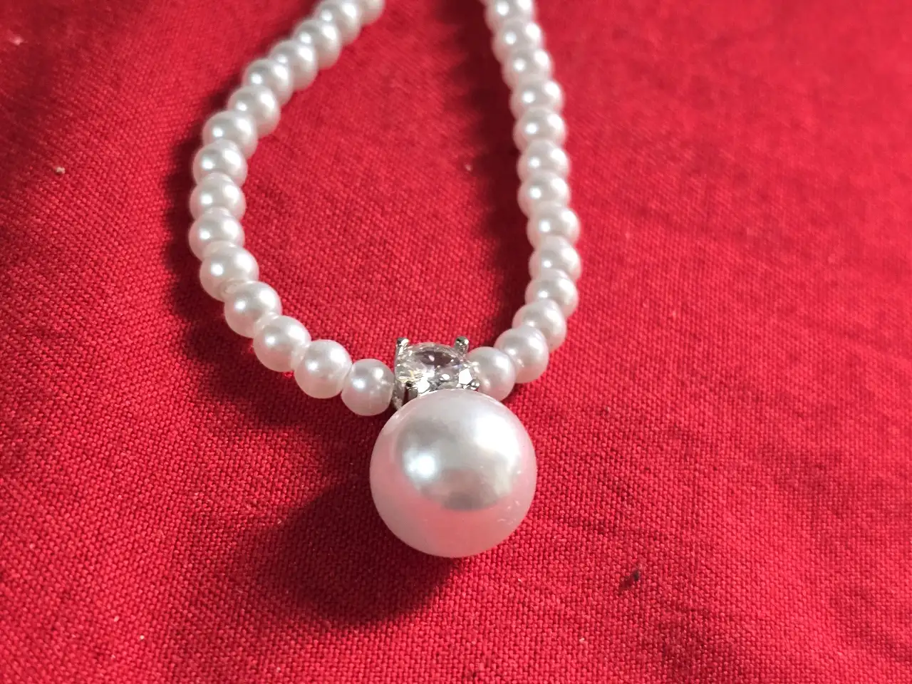 שרשרת פניני מים עם תליון פנינה גדול סוגר מתכת עם שרשרת הארכה