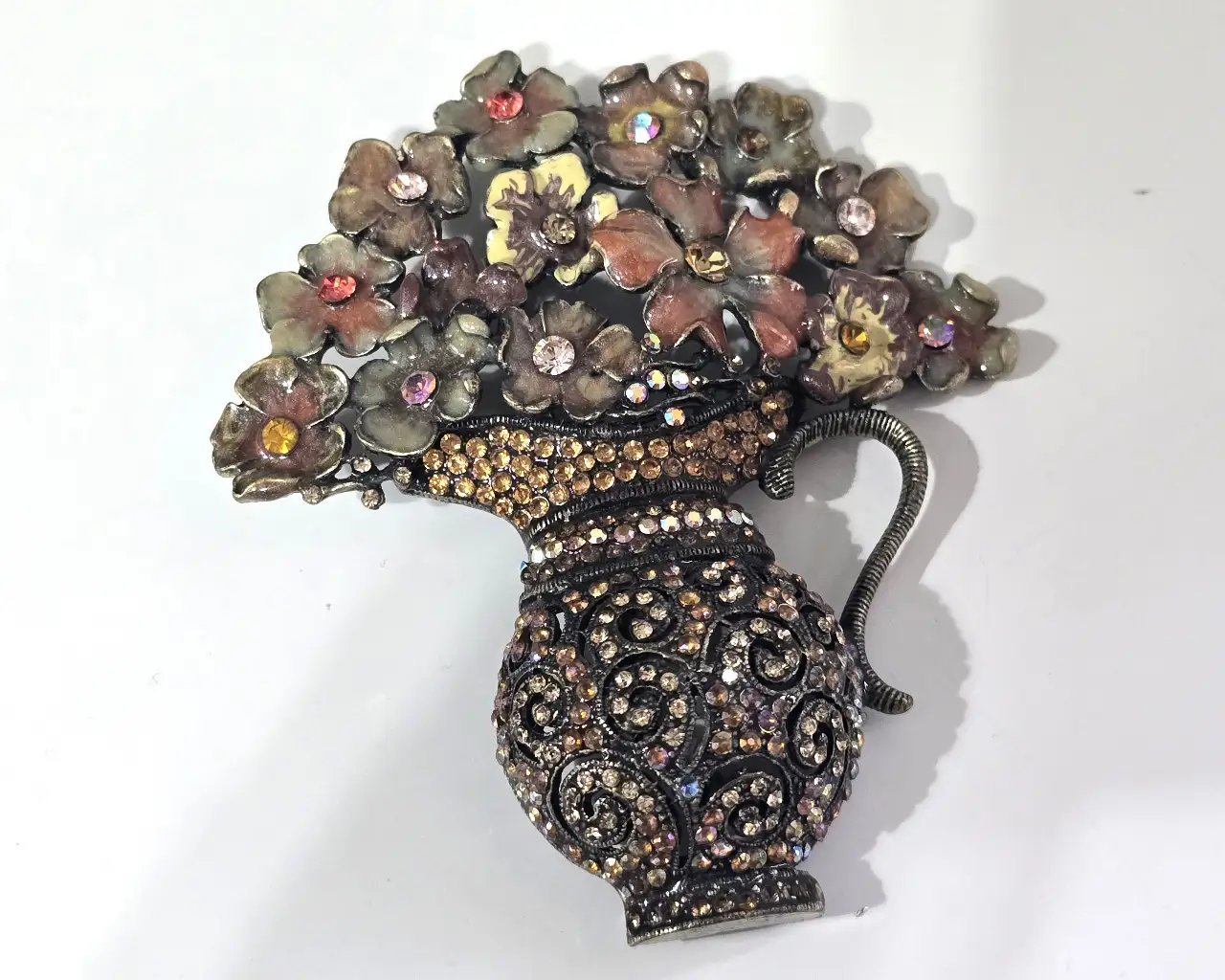 סיכה גדולה מאוד פליז או ברונזה בסגנון עתיק, גדושת פרחים, בצבעים רבים ומגוונים.