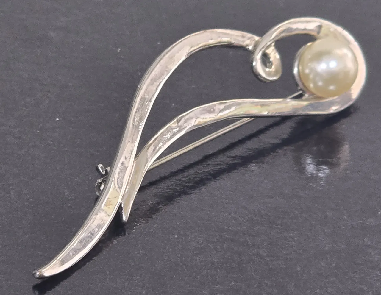 סיכת דש וינט'ג בסיגנון גלי ציפוי כסף עם פנינת אקויה