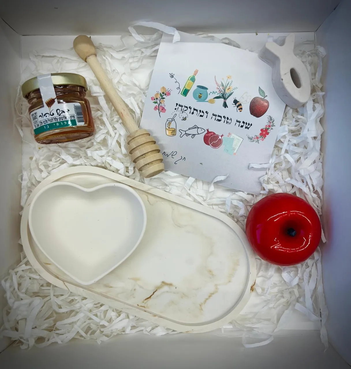 מארז הכולל מגש אובלי ולב, אגרת שנה טובה, דבש מקל ותפוח