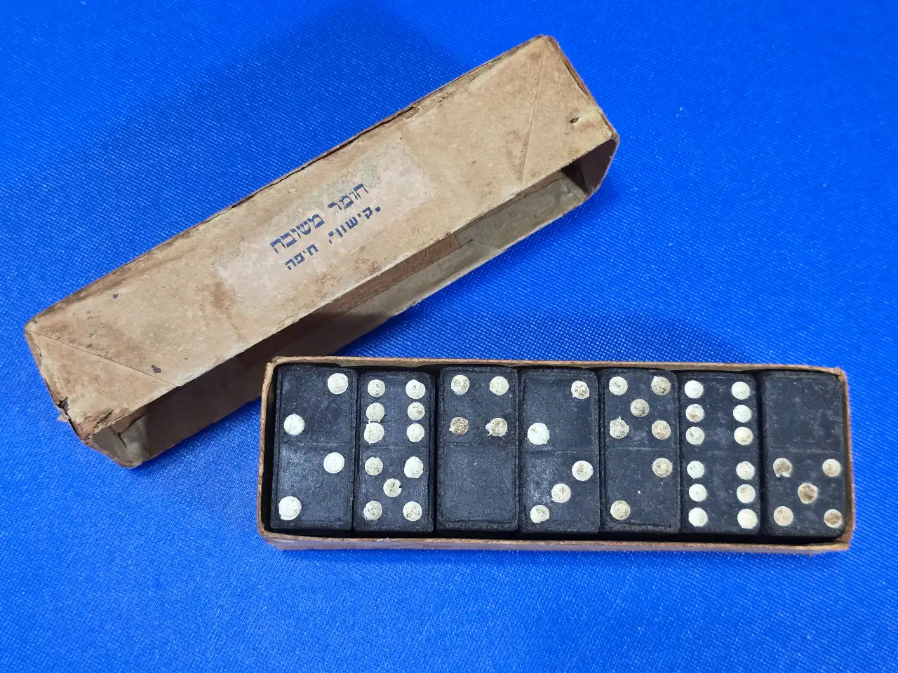 משחק דומינו יצור ישראלי שפעל בשנות ה.50-60-70 מפעל קישון האבנים הם אבני עץ בשחור אספנות ישראילנה