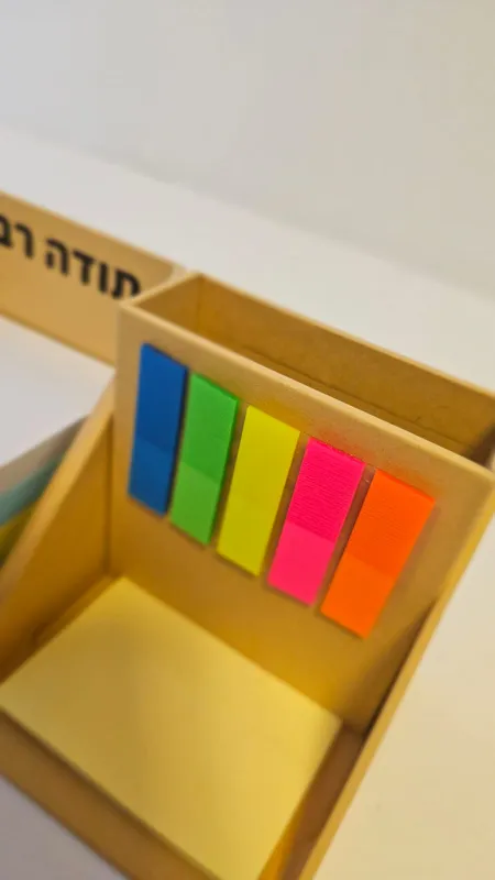 מעמד לדפי ממו קוביה כולל מקום לעטים