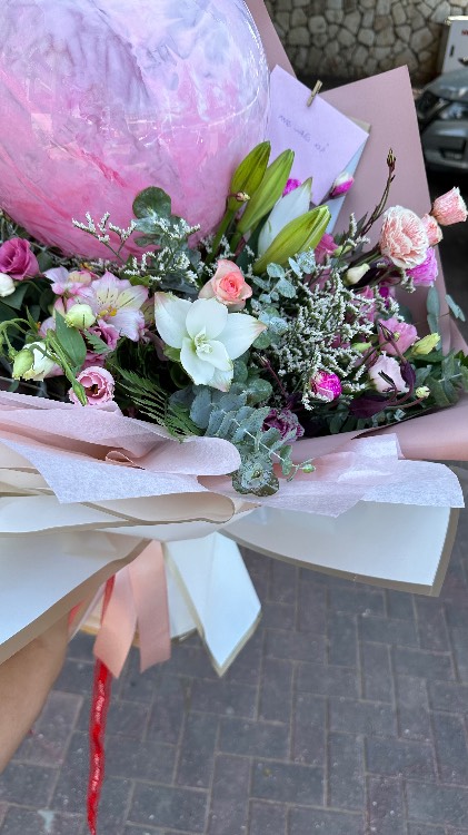 זר טליה עם בלון צבוע