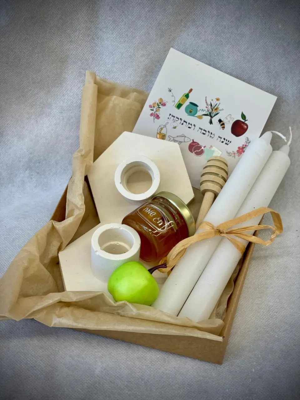 מארז הכולל נרות משושה, 2 נרות גבוהים, אגרת שנה טובה, דבש מקל ותפוח
