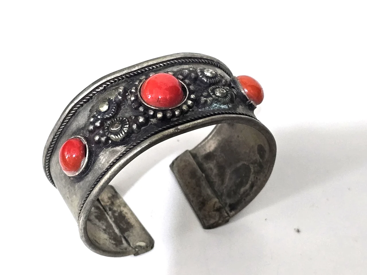 צמיד ישן בסגנון וינט'ג הצמיד מעוטר בעיטורים פליגרן מורכבים פרחים ופיתולים כנראה כסף נמוך כסף טיבטי ושלושה קוראלים