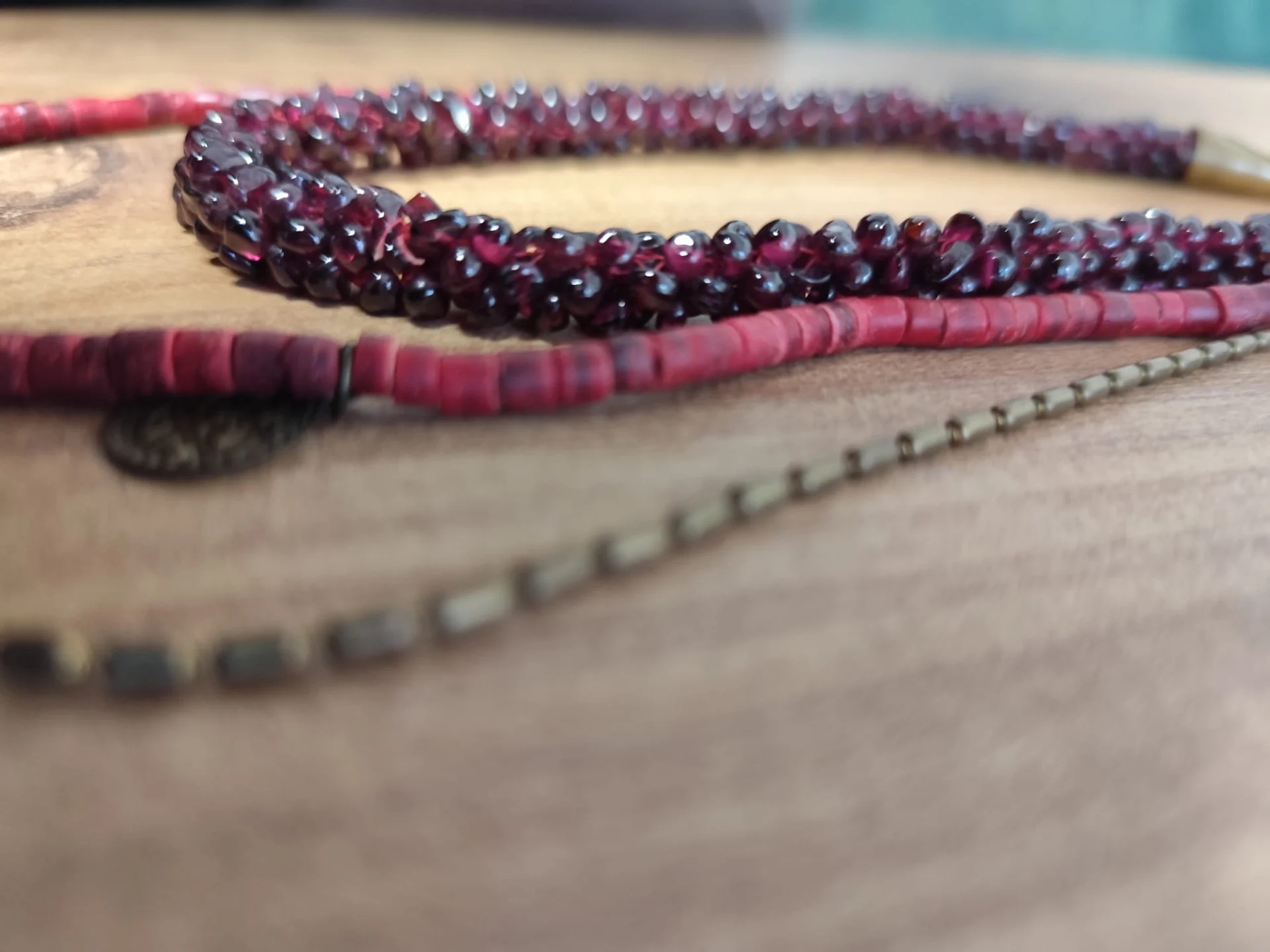 אבן חן (גרנט) עם חרוזי עץ וטרמופלסטיק