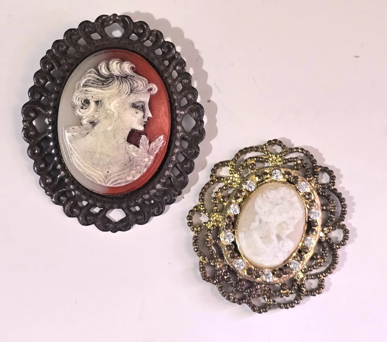 לוט תכשיטים 1. סיכת קמאו וינטג' מידות 5X6 ס"מ 2. תליון קמאו וינטג' מידות 4.5X4.5 ס"מ בסיכה הקטנה חסרה סיכה לא בעיתי