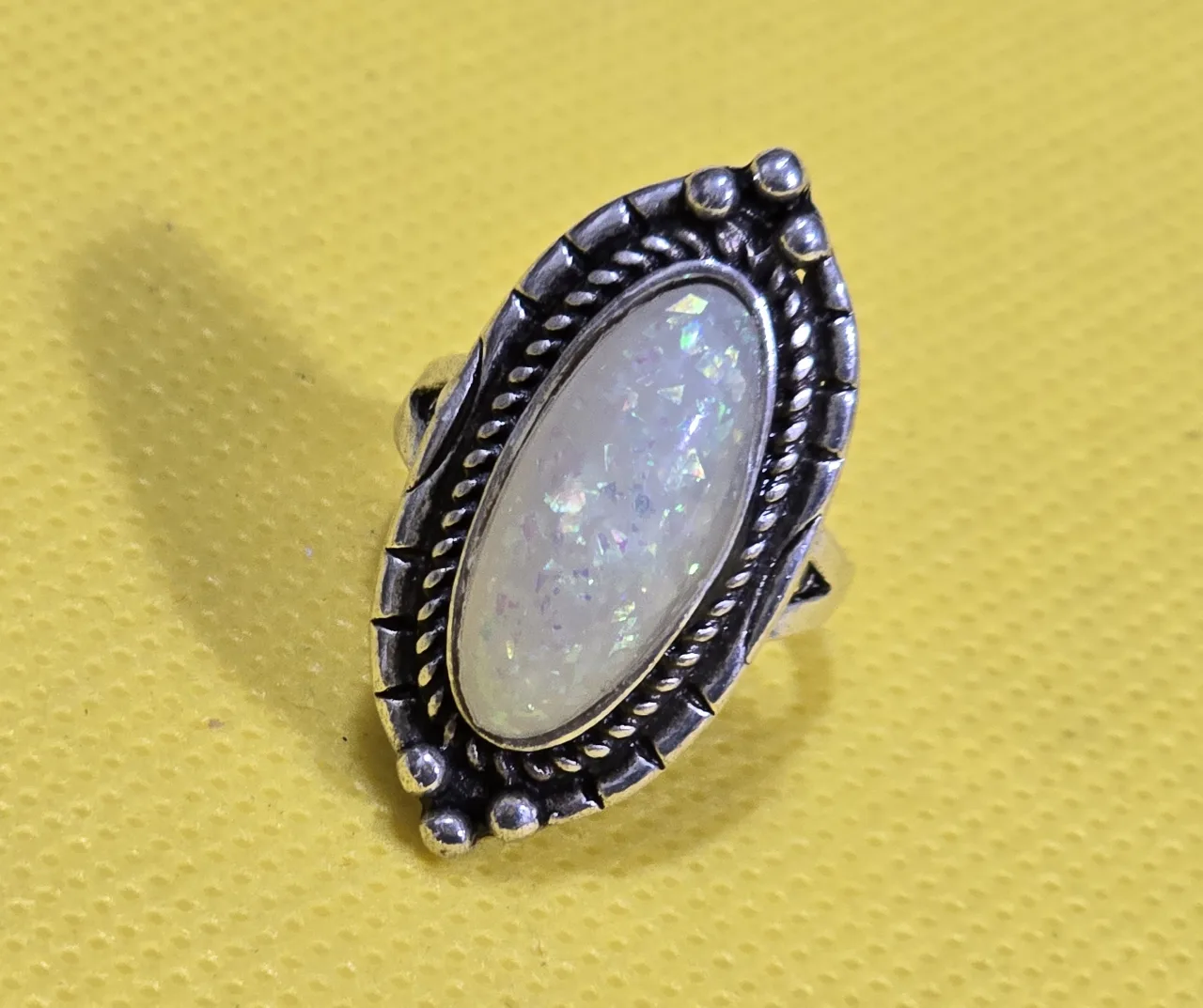טבעת כסף משובצת באבן אופל. הערכה-מידה 5.5\6