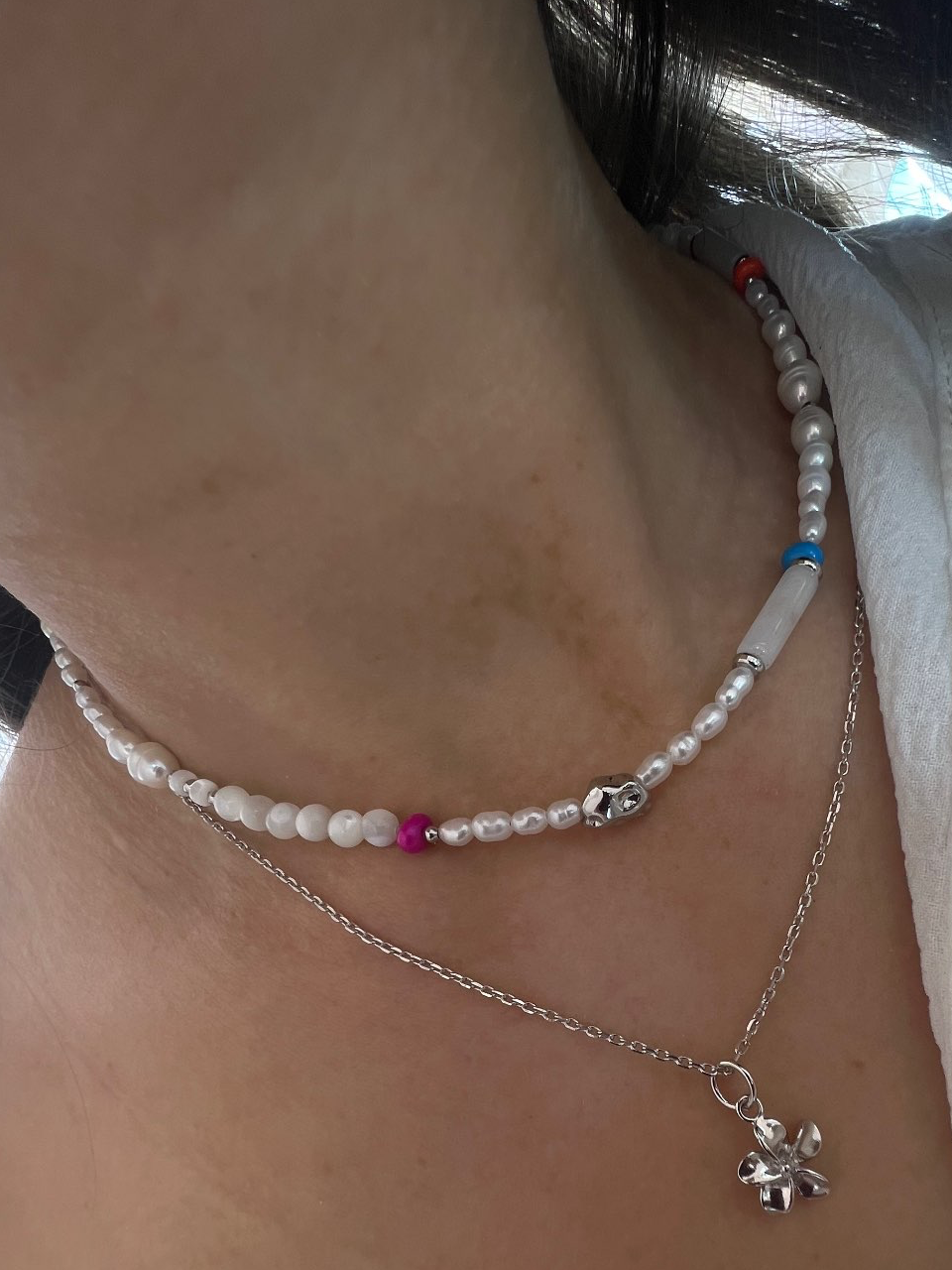 שרשרת פנינים בשילוב חרוזים צבעוניים