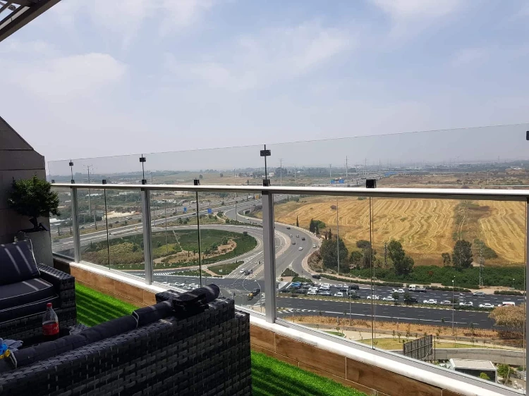 מעקות זכוכית למדרגות ולמרפסת