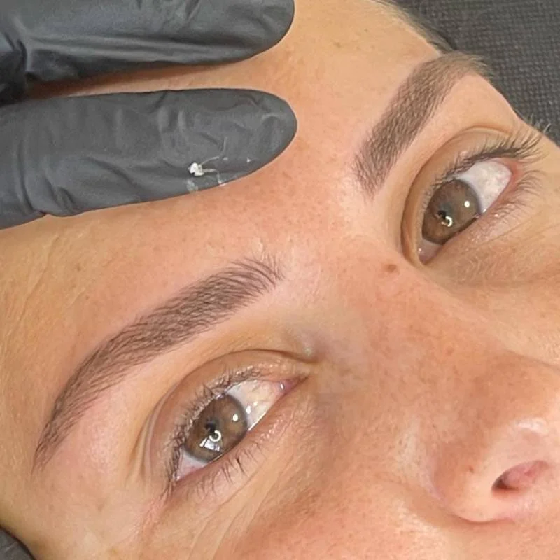 עיצוב גבות טבעיות