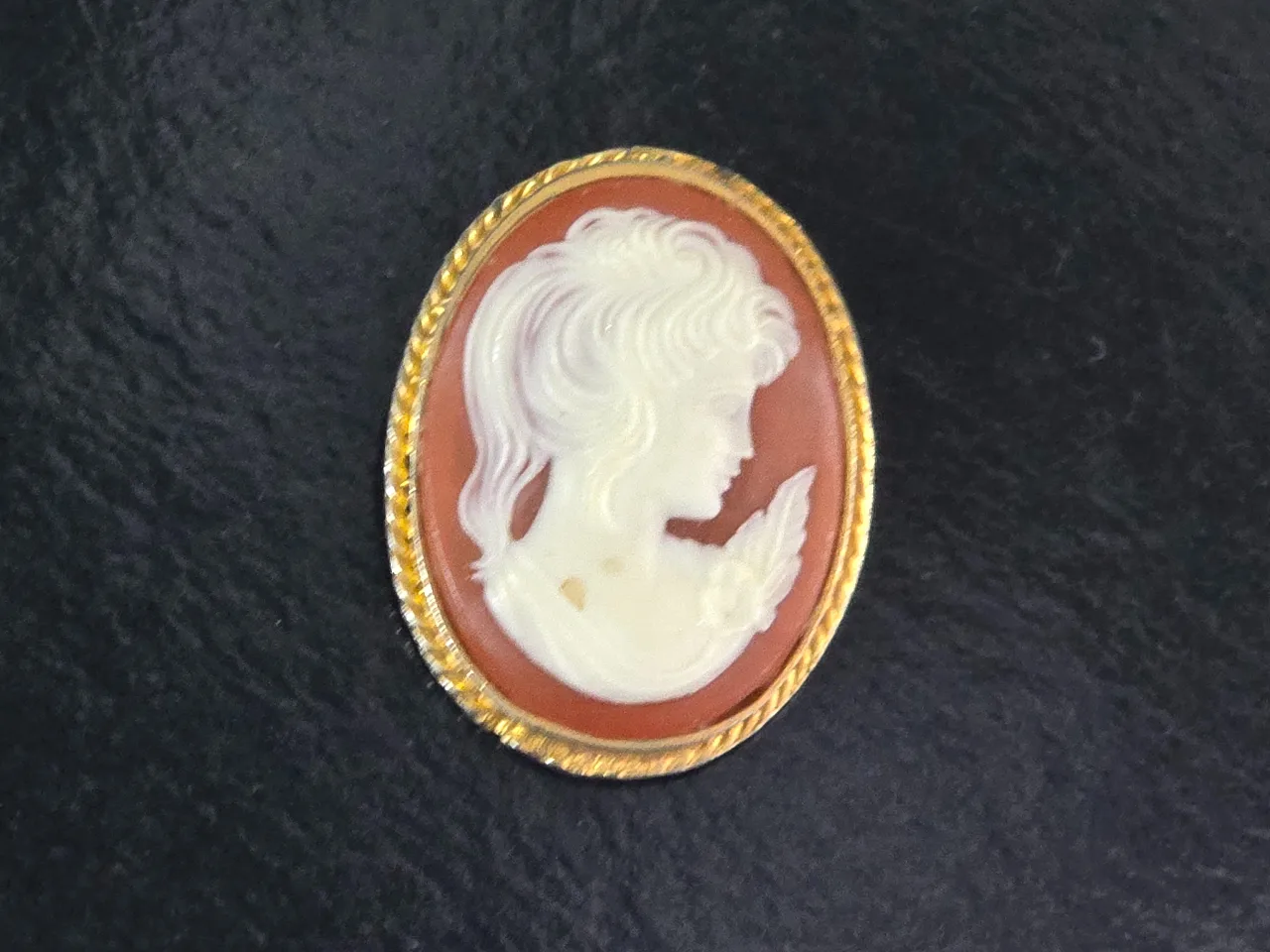 סיכת קמאו אובלית וינט'ג תבליט דמות אישה