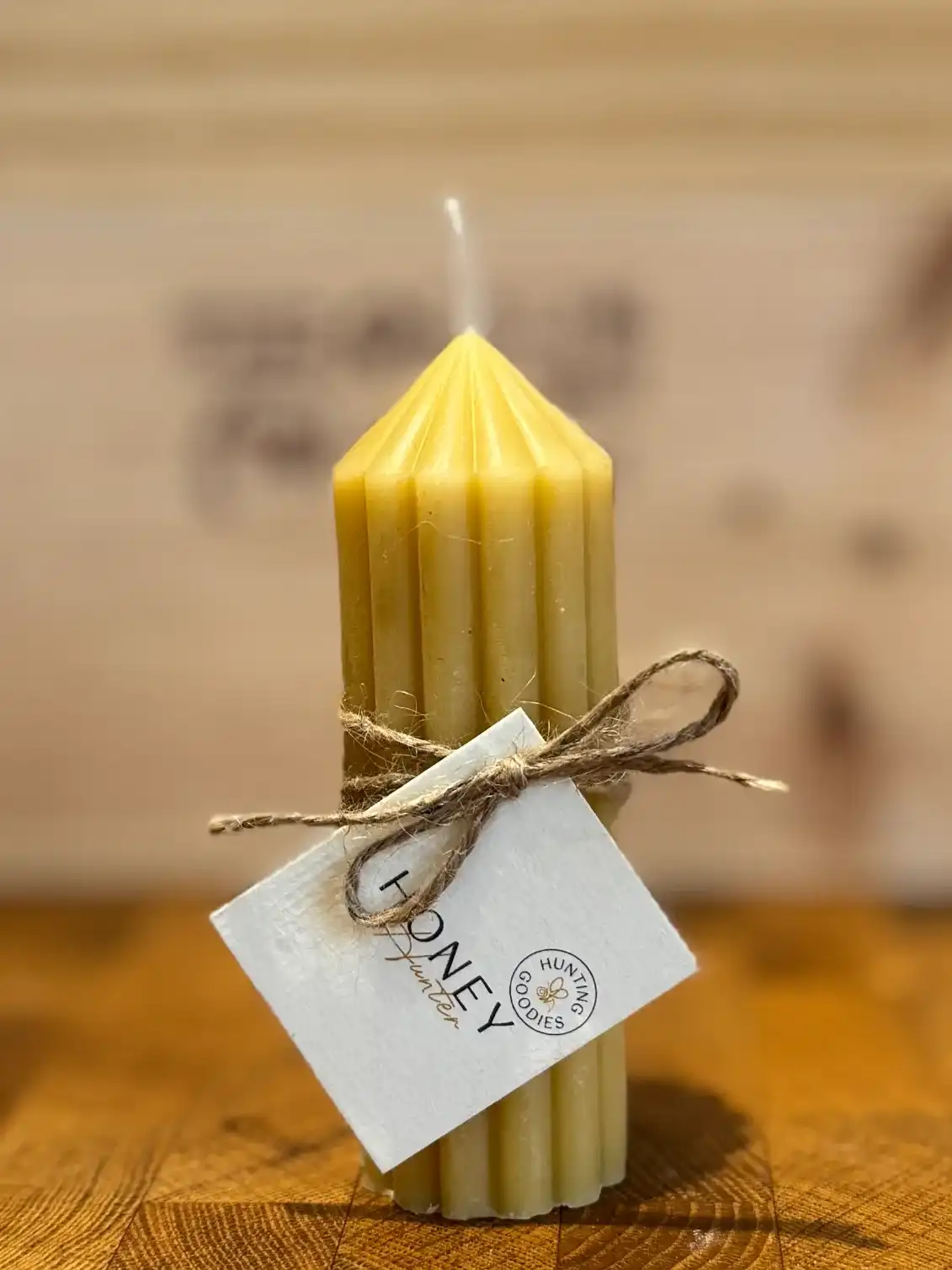 נר יצוק טבעי בריח דבש עדין בעיצוב נקי ונעים | Honey Hunter