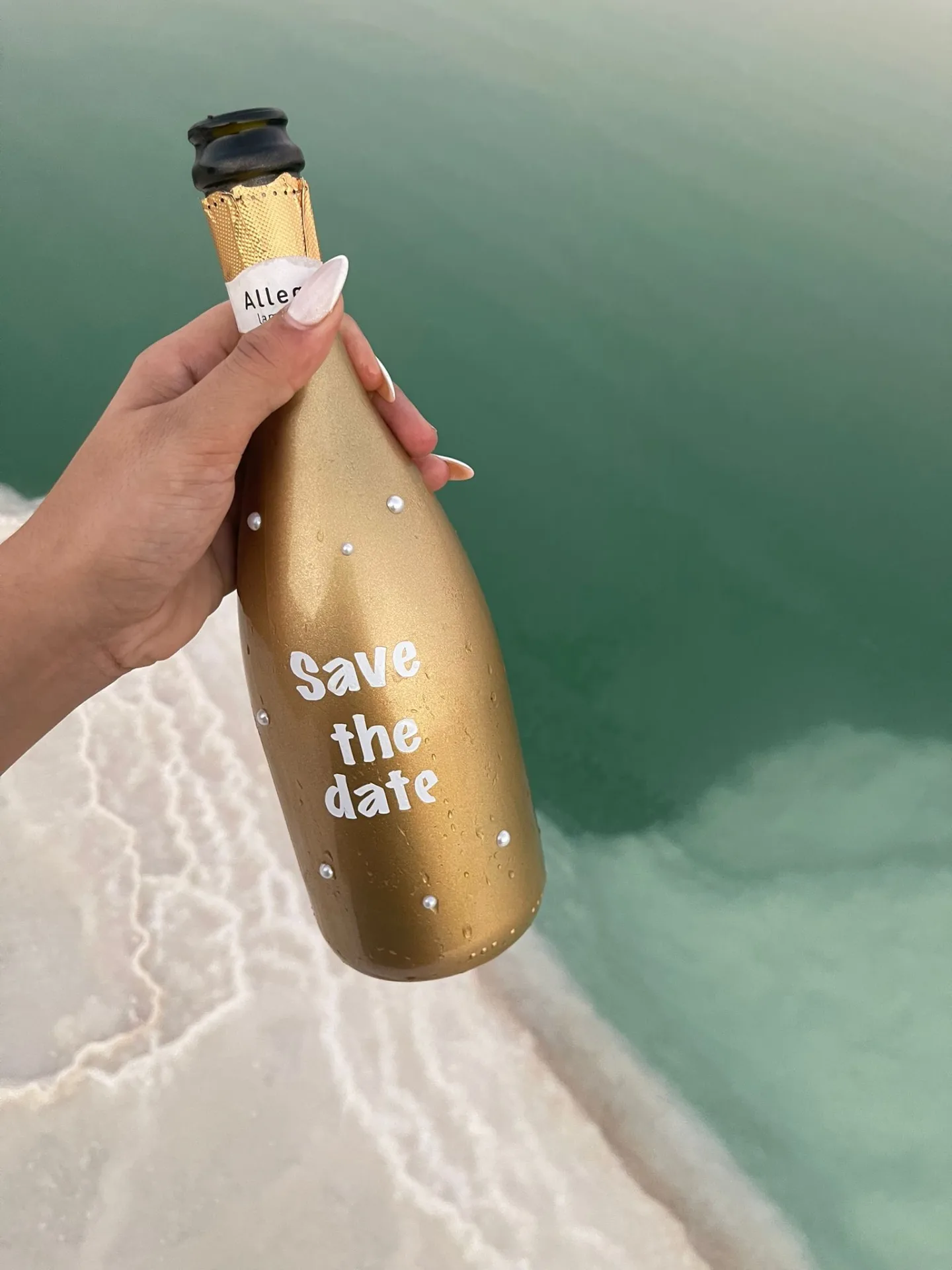 בקבוק יין מעוצב וכוסות