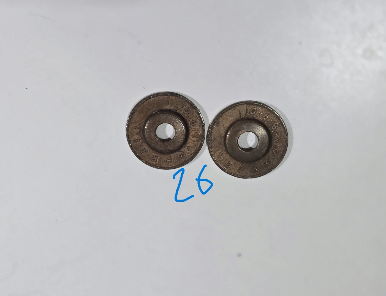 תאור הפריט: לוט 2 אסימוני טלפון גדולים משנות ה-50.