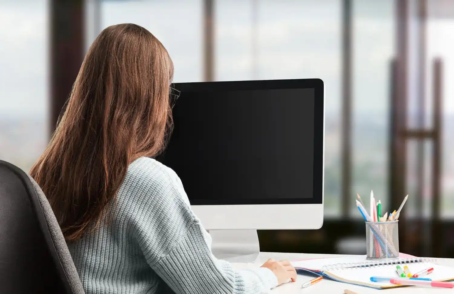 פתרון חכם לישיבה ממושכת ולכאבי גב תחתון וכתפיים  בעידן שבו רוב שעות העבודה עוברות מול מחשב