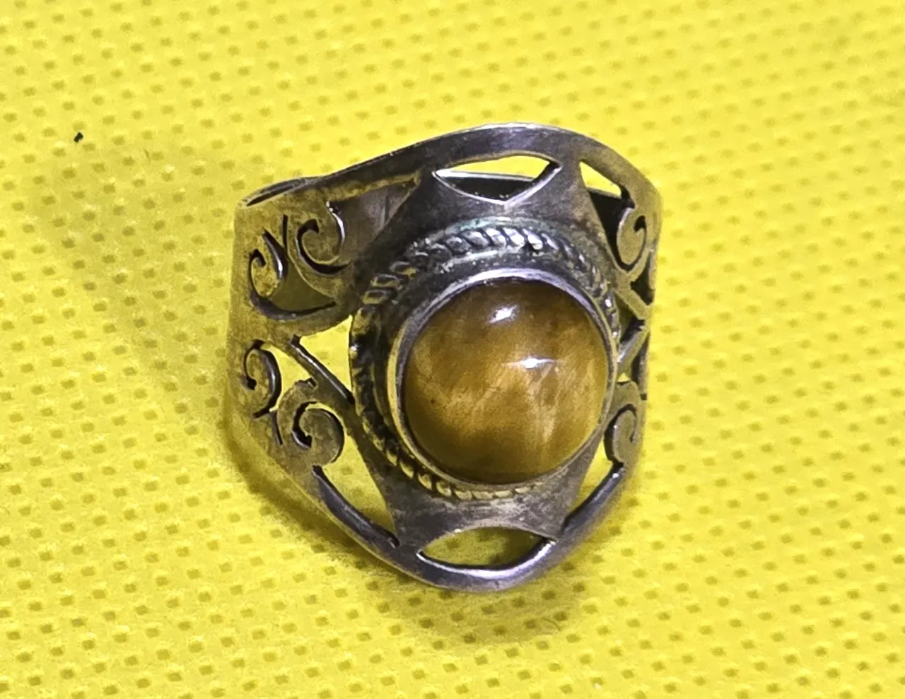 טבעת כסף 925 חתומה בשיבוץ אבן מקורית - עין הנמר עיצוב אישי בעבודת יד נרכשה אצל מעצב באנג׳ונה, הודו מידה: 8.5, משקל: 6.2 גרם